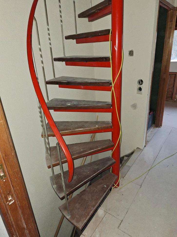 Stalen spiltrap met houten treden, Doe-het-zelf en Verbouw, Ladders en Trappen, Gebruikt, 2 tot 4 meter, Ophalen