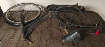 Oude fiets voor onderdelen – goed voorwiel en pedalen beschikbaar voor biedingen