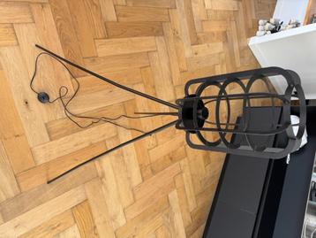 Industriële staande lamp – mat zwart met uniek design beschikbaar voor biedingen