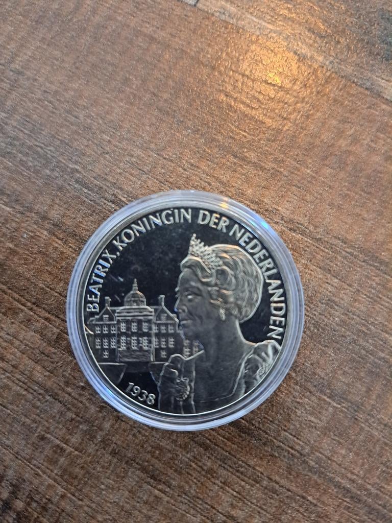 Verzilverde penning Koningin Beatrix 1938 in munt capsule., Postzegels en Munten, Penningen en Medailles, Ophalen of Verzenden