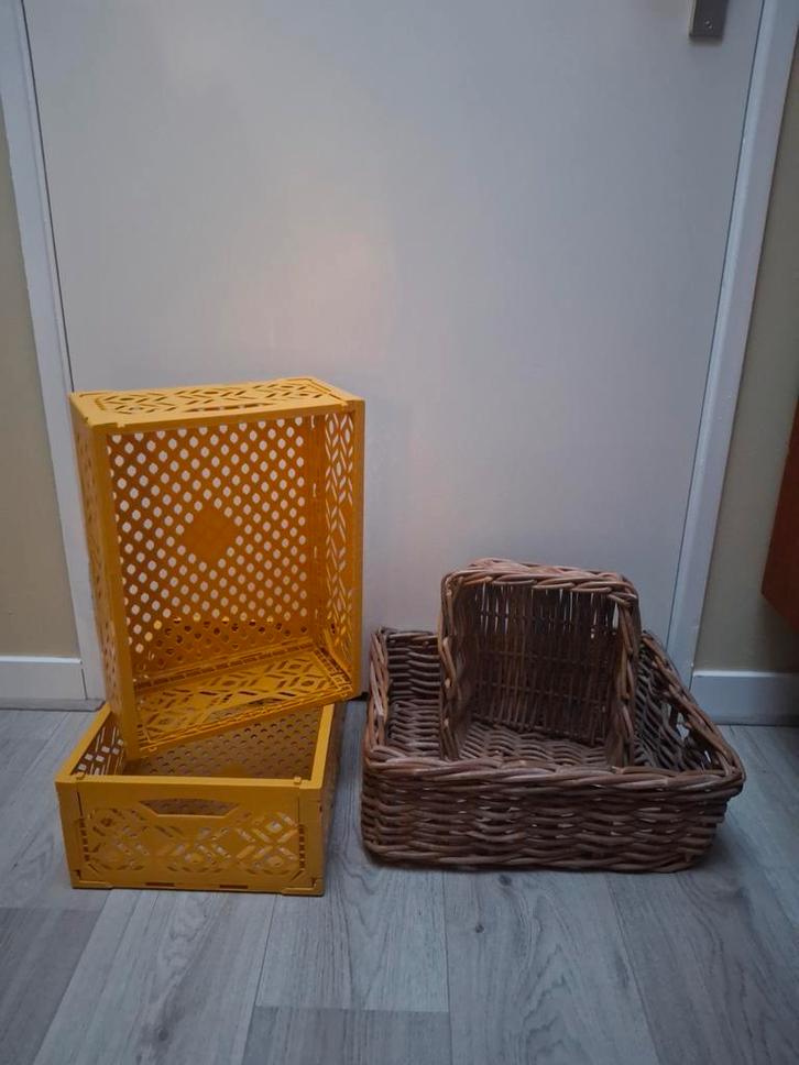 2 Rieten mandjes en 3 Opbergkratjes - Set van 5, Huis en Inrichting, Woonaccessoires | Schalen en Manden, Zo goed als nieuw, Mand