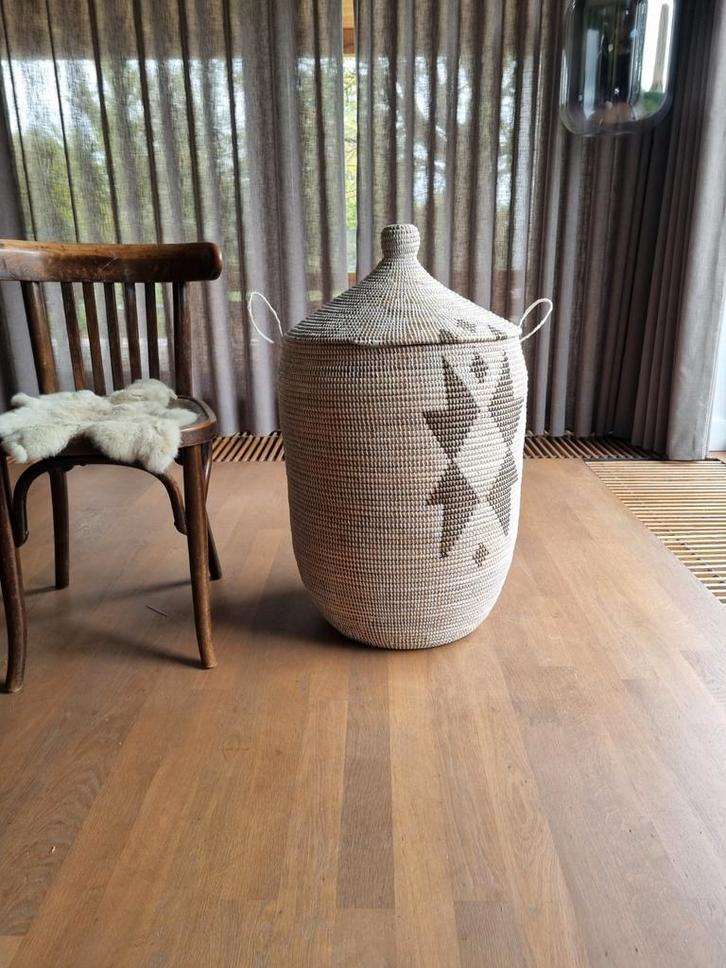 Handgemaakte Senegalese Mand - Wit & Zwart, Huis en Inrichting, Woonaccessoires | Kisten, Ophalen of Verzenden