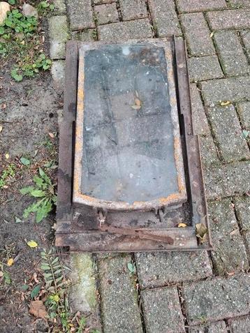 Gietijzeren antiek dakraam beschikbaar voor biedingen