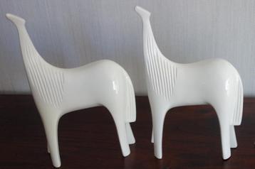 Paarden beeldjes modern wit beschikbaar voor biedingen
