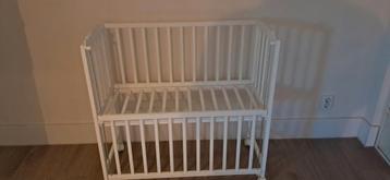 Babybed op wieltjes beschikbaar voor biedingen