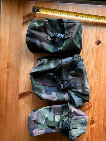 Verschillende MOLLE pouches (opbouwtassen) beschikbaar voor biedingen