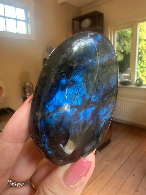 Erg mooi sculptuurtje van labradoriet | 2 kleuren!Full flash, Verzamelen, Mineralen en Fossielen, Mineraal, Ophalen of Verzenden