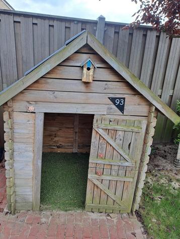 Houten speelhuisje beschikbaar voor biedingen