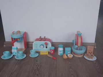 Houten speelgoed. beschikbaar voor biedingen