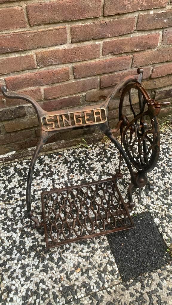 Smeedijzeren onderstel naaimachine, Antiek en Kunst, Antiek | Naaimachines, Ophalen