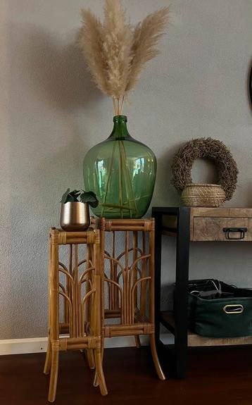 Twee vintage rotan/bamboe plantentafeltjes beschikbaar voor biedingen