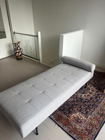 Grijs/beige Daybed met Zwarte Poten beschikbaar voor biedingen