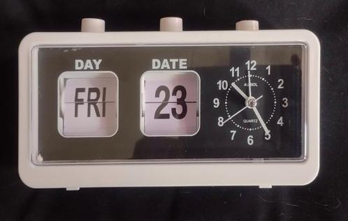 Retro alarm klok met dag en datumaanduideling wit, Huis en Inrichting, Woonaccessoires | Klokken, Zo goed als nieuw, Wekker of Tafelklok