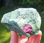 Groot Robijn kristal in Zoisiet edelsteen stenen natuursteen, Verzamelen, Mineralen en Fossielen, Ophalen of Verzenden, Mineraal