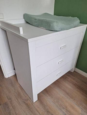 Commode met bladvergroter beschikbaar voor biedingen