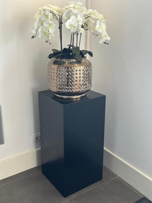 zwarte zuil met gouden bloempot en kunst orchidee, Huis en Inrichting, Woonaccessoires | Kunstplanten en Kunstbloemen, Zo goed als nieuw
