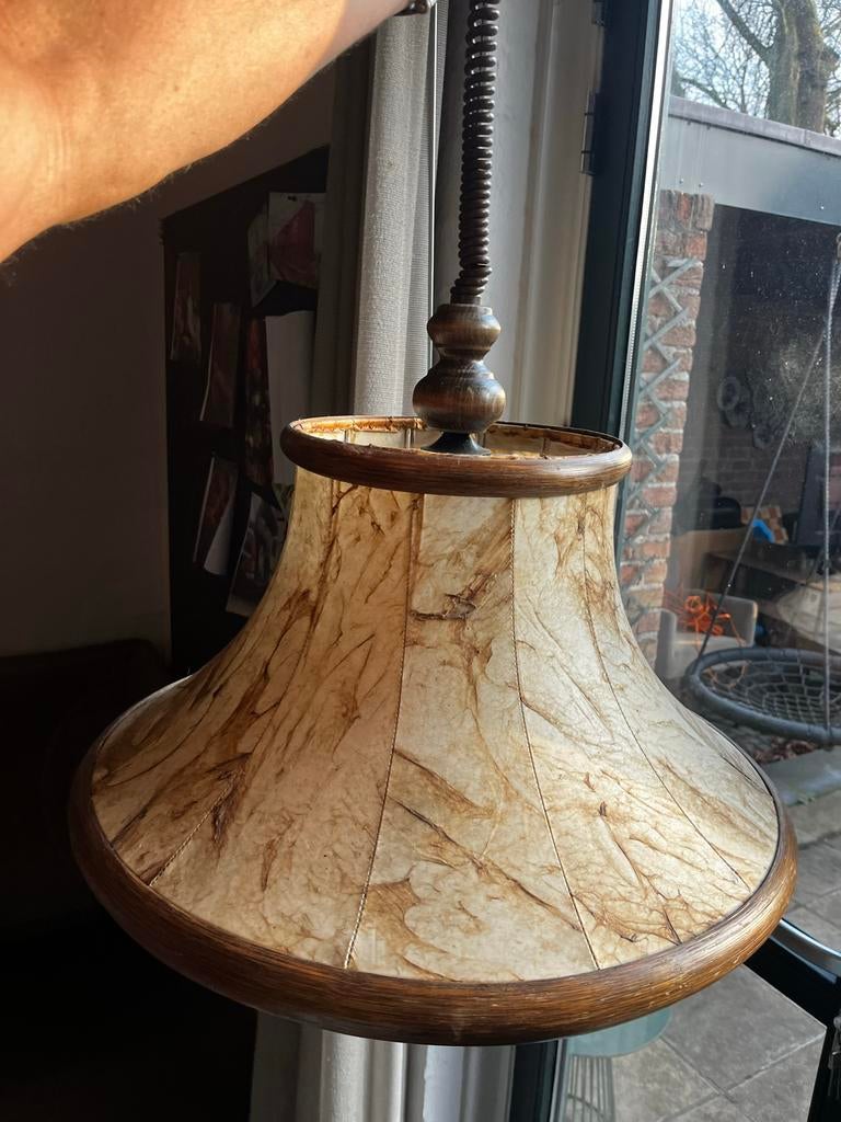 Vintage Hanglamp met varkensblaas kap, Huis en Inrichting, Lampen | Hanglampen, Gebruikt, 50 tot 75 cm, Hout, Ophalen