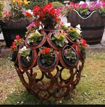 Bloembak plantenbak ornament van hoefijzers staal ijzer beschikbaar voor biedingen