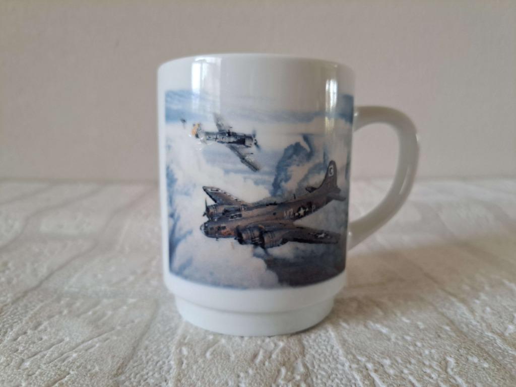 Mok beker B17 Flying Fortress vliegtuig, Porselein D7xH9cm, Overige typen, Nieuw, Ophalen of Verzenden, Overige stijlen