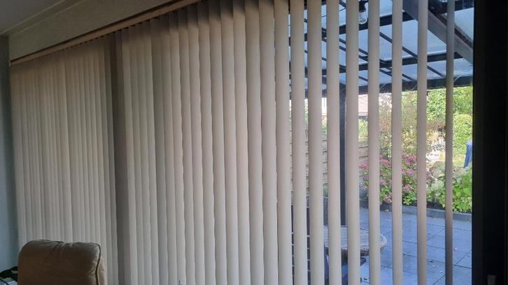 2 x Crèmekleurige verticale lamellen, in prima staat., Huis en Inrichting, Stoffering | Gordijnen en Lamellen, Gebruikt, 200 cm of meer