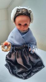 Klederdracht pop uit Scheveningen incl mandje met vis, Antiek en Kunst, Ophalen of Verzenden