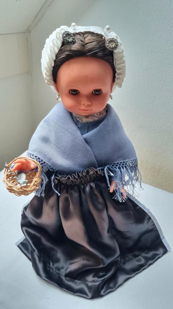 Klederdracht pop uit Scheveningen incl mandje met vis, Antiek en Kunst, Curiosa en Brocante, Ophalen of Verzenden