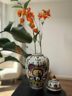 Delfts blauwe vaas in lente kleuren, Huis en Inrichting, Woonaccessoires | Vazen, Blauw, Aardewerk of Porselein, Ophalen of Verzenden