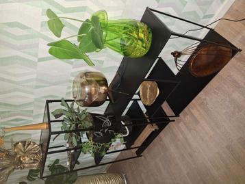 2 zwarte kasten beschikbaar voor biedingen