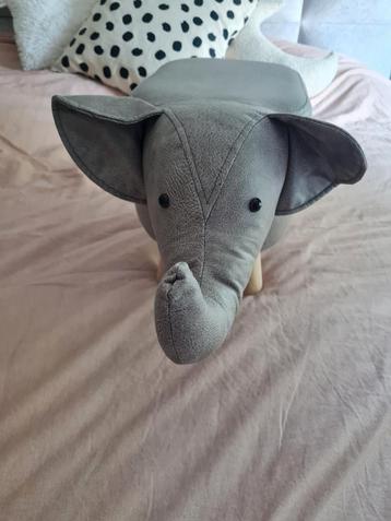 Poef/kruk olifant beschikbaar voor biedingen