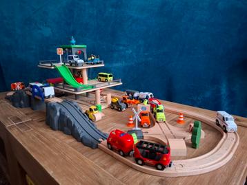 Mooie houten treinbaan + parkeergarage + accessoires - zgan beschikbaar voor biedingen
