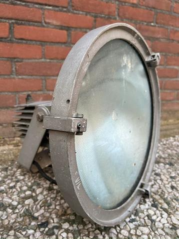 Mooie industriële lamp  beschikbaar voor biedingen