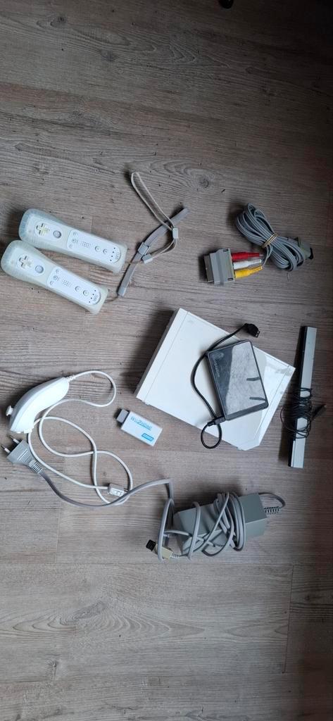 Nintendo Wii - Complete set, Spelcomputers en Games, Spelcomputers | Nintendo Wii, Gebruikt, Met 2 controllers, Met games, Ophalen of Verzenden