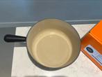 Nieuwe Le Creuset Caquelon 24 cm met doos, Huis en Inrichting, Keuken | Potten en Pannen, Gietijzer, Nieuw, Ophalen of Verzenden