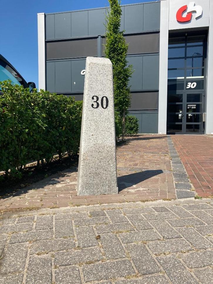 Graniet, Huisnummerpaaltje, Ornament, Paaltje, Zuilen, Huis en Inrichting, Woonaccessoires | Zuilen en Pilaren, Zo goed als nieuw