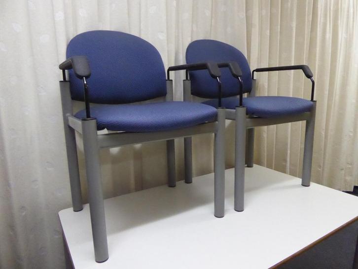 Vergaderstoel | stoel blauwe stoffering met grijs onderstel, Huis en Inrichting, Stoelen, Zo goed als nieuw, Twee, Metaal, Stof