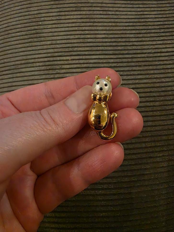 Vintage pin kat poes Nieuwstaat, Sieraden, Tassen en Uiterlijk, Broches, Zo goed als nieuw, Overige materialen, Goud, Ophalen of Verzenden