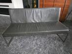 Bert Plantagie Stijlvolle lerengrijze bank met metalen frame, Ophalen, Zo goed als nieuw, 75 tot 100 cm, Tweepersoons
