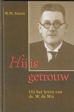 W.M. Sturm - Hij is getrouw, Ophalen of Verzenden, Zo goed als nieuw, W.M. Sturm