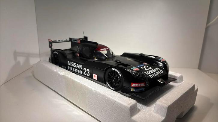 Nissan gt-r lm nismo 2015 test car autoart 1.18, Hobby en Vrije tijd, Modelauto's | 1:18, Zo goed als nieuw, Autoart, Ophalen of Verzenden