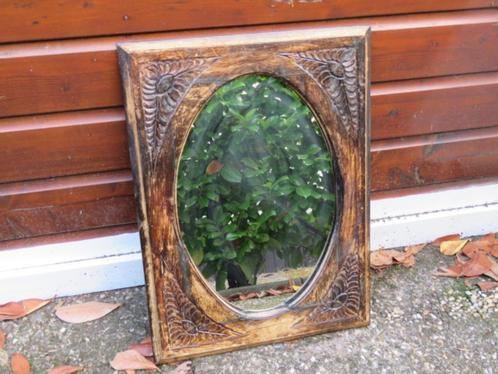 Oude spiegel met houtsnijwerk in de rand 44 x 60 cm, Huis en Inrichting, Woonaccessoires | Spiegels, Gebruikt, Minder dan 50 cm