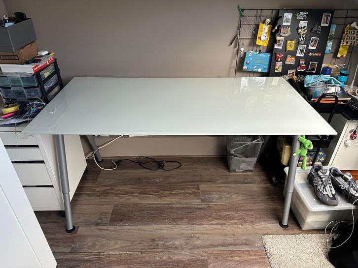 Bureau met glazen blad en metalen Poten van ikea, Antiek en Kunst, Antiek | Meubels | Tafels, Ophalen