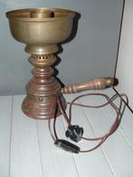 Oude karakteristieke houten tafellamp met houten handvat