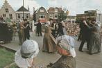 SCHAGEN Westfriese Markt Dansgroep Klederdracht, Verzamelen, Ansichtkaarten | Nederland, Verzenden, 1980 tot heden, Ongelopen