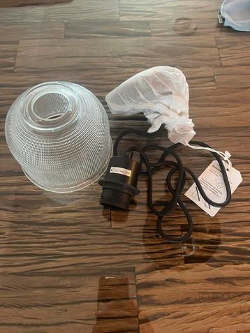 Nieuwe hanglamp met glazen kap