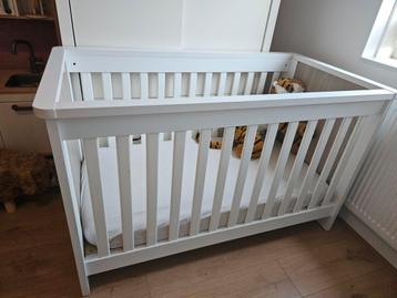 Mooi ledikant wit / houtkleur inclusief matras  beschikbaar voor biedingen