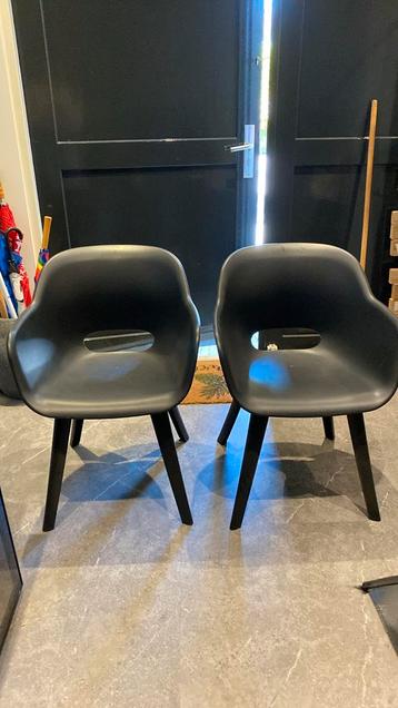 2 Zwarte kunststof kuipstoelen van Allibert. beschikbaar voor biedingen
