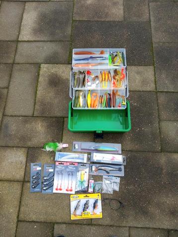 Nieuwe Sensas Viskoffer gevuld met kunstaas.  beschikbaar voor biedingen