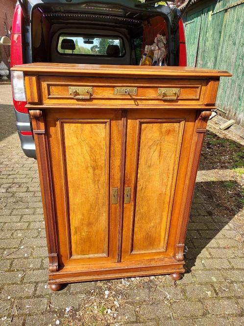 Antieke mahonie Vertico meidenkast met gepaneelde deuren., Antiek en Kunst, Curiosa en Brocante, Ophalen