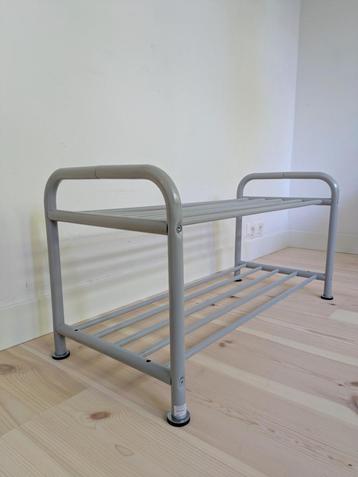 Mooi stevig, grijs schoenenrek van Ikea beschikbaar voor biedingen