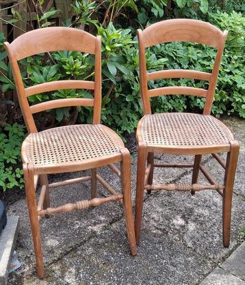 Twee antieke stoelen beschikbaar voor biedingen